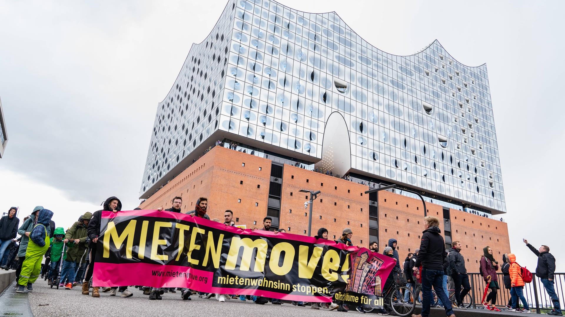 Demonstration gegen hohe Mieten in Hamburg (Archivbild): Die gestiegenen Preise für Miet- und Kaufobjekte sind eines der zentralen Themen im Hamburger Wahlkampf.