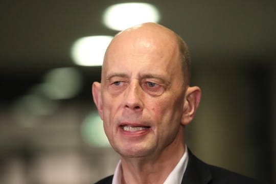 SPD-Landeschef Wolfgang Tiefensee gibt ein Statement ab nach einem erneuten Treffen von Linke, SPD und Grünen sowie der CDU im Thüringer Landtag.