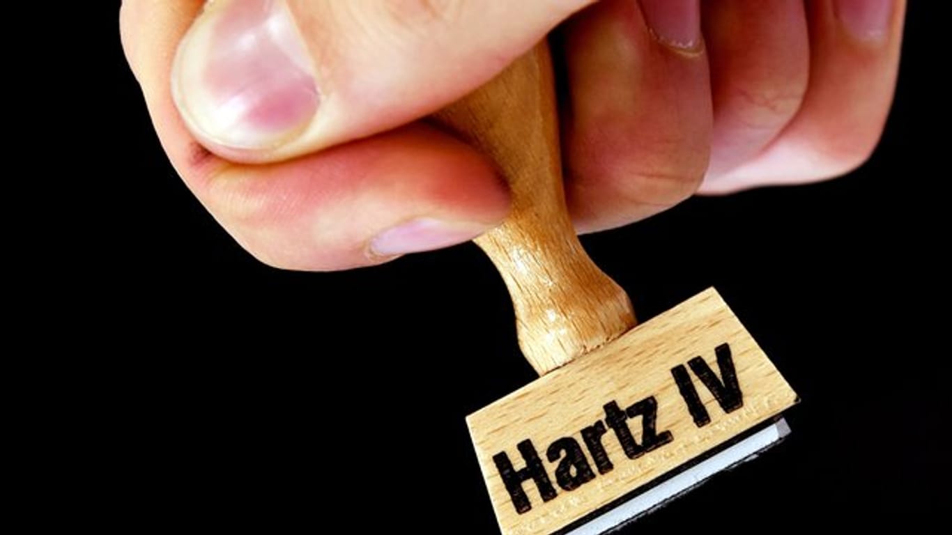 Die Verwaltungskosten bei Rückforderungen zu viel überwiesener Hartz-IV-Leistungen sind enorm hoch.