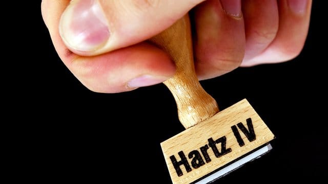 Die Verwaltungskosten bei Rückforderungen zu viel überwiesener Hartz-IV-Leistungen sind enorm hoch. Die Verwaltungskosten bei Rückforderungen zu viel überwiesener Hartz-IV-Leistungen sind enorm hoch.