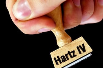 Die Verwaltungskosten bei Rückforderungen zu viel überwiesener Hartz-IV-Leistungen sind enorm hoch.