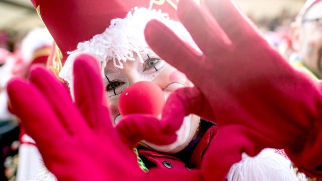 Die Viren feiern mit: Im Karneval können sich Krankheitserreger schnell verbreiten. Die Viren feiern mit: Im Karneval können sich Krankheitserreger schnell verbreiten.