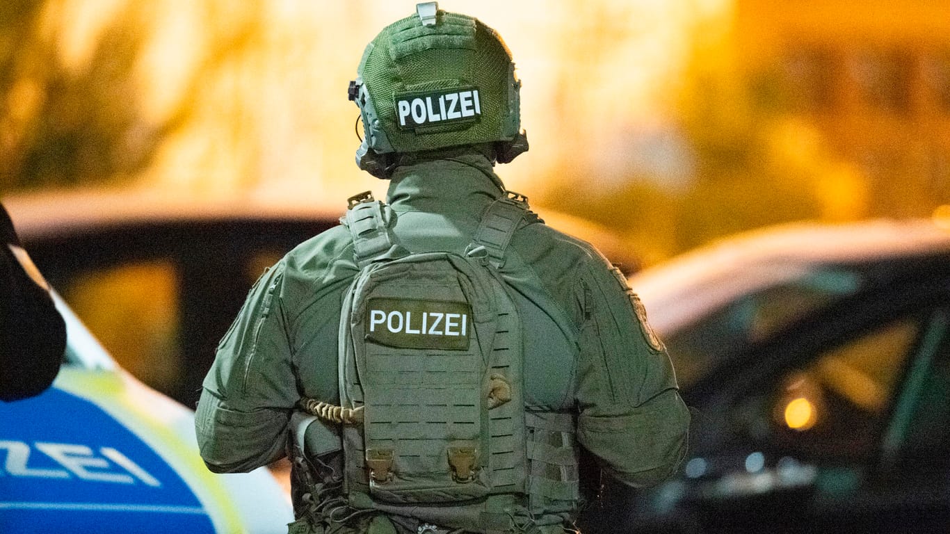 Tote durch Schüsse in Hanau: SEK-Beamte sind in der Nähe eines Tatorts im Einsatz.