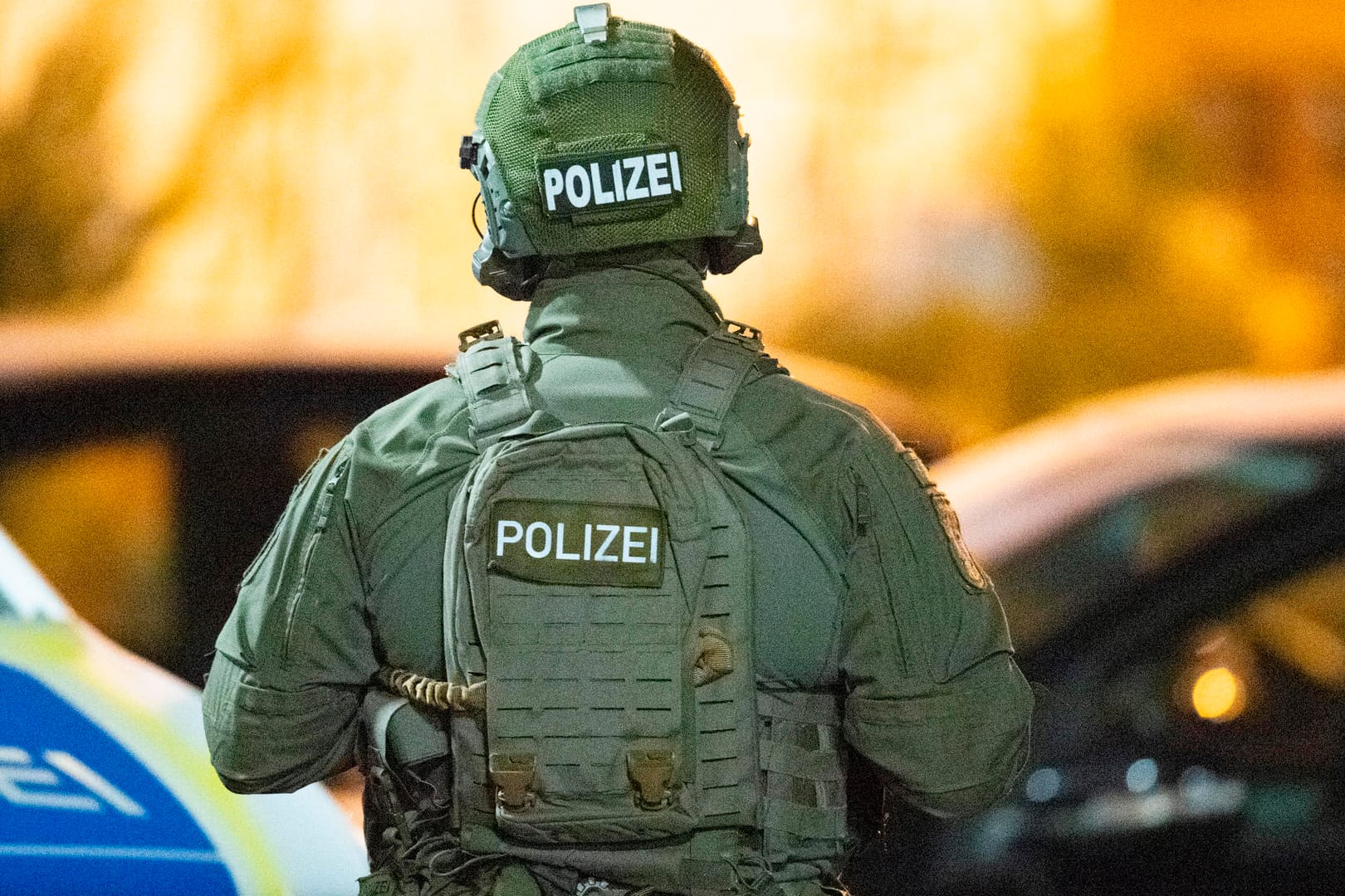 Tote durch Schüsse in Hanau: SEK-Beamte sind in der Nähe eines Tatorts im Einsatz.