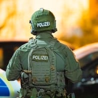 Tote durch Schüsse in Hanau: SEK-Beamte sind in der Nähe eines Tatorts im Einsatz.