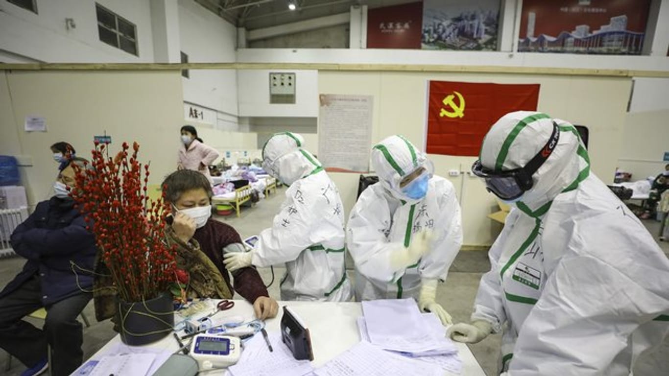 Medizinisches Personal betreut Patienten mit Symptomen des Coronavirus in einem provisorischen Krankenhaus in Wuhan.