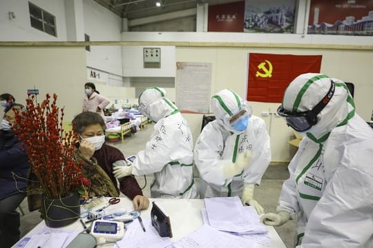 Medizinisches Personal betreut Patienten mit Symptomen des Coronavirus in einem provisorischen Krankenhaus in Wuhan.