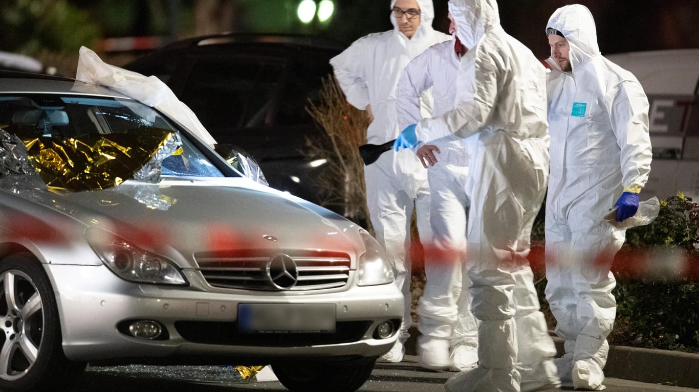 Forensiker an einem Tatort in Hanau-Kesselstadt: Die ersten Schüsse fielen am Mittwochabend gegen 22 Uhr.