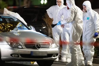 Forensiker an einem Tatort in Hanau-Kesselstadt: Die ersten Schüsse fielen am Mittwochabend gegen 22 Uhr.