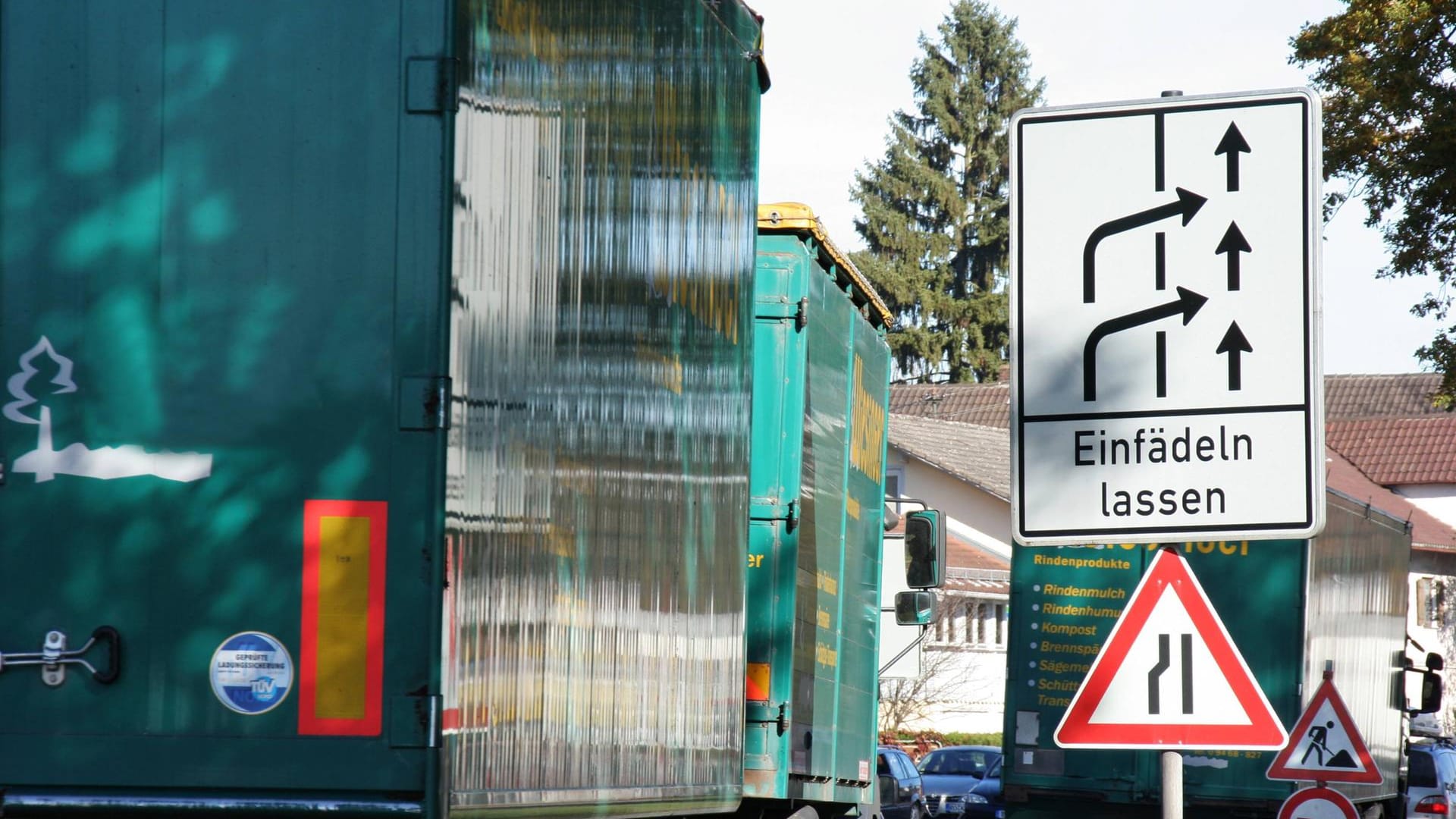 Straßenverkehr: Auch ohne Verkehrsschild sollten Sie sich an das Reißverschlussprinzip halten.