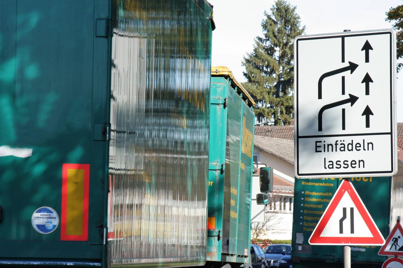 Straßenverkehr: Auch ohne Verkehrsschild sollten Sie sich an das Reißverschlussprinzip halten.