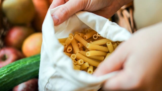 In Unverpacktläden füllen sich die Kunden etwa Nudeln in mitgebrachte Beutel oder Boxen ab. In Unverpacktläden füllen sich die Kunden etwa Nudeln in mitgebrachte Beutel oder Boxen ab.
