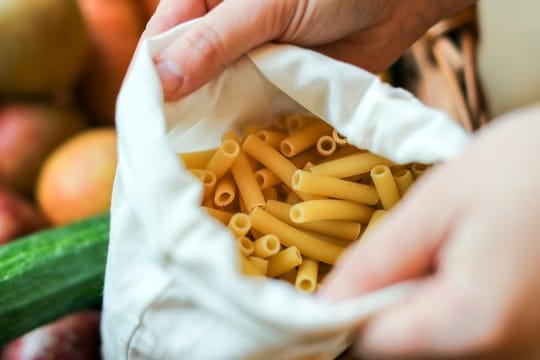 In Unverpacktläden füllen sich die Kunden etwa Nudeln in mitgebrachte Beutel oder Boxen ab. In Unverpacktläden füllen sich die Kunden etwa Nudeln in mitgebrachte Beutel oder Boxen ab.