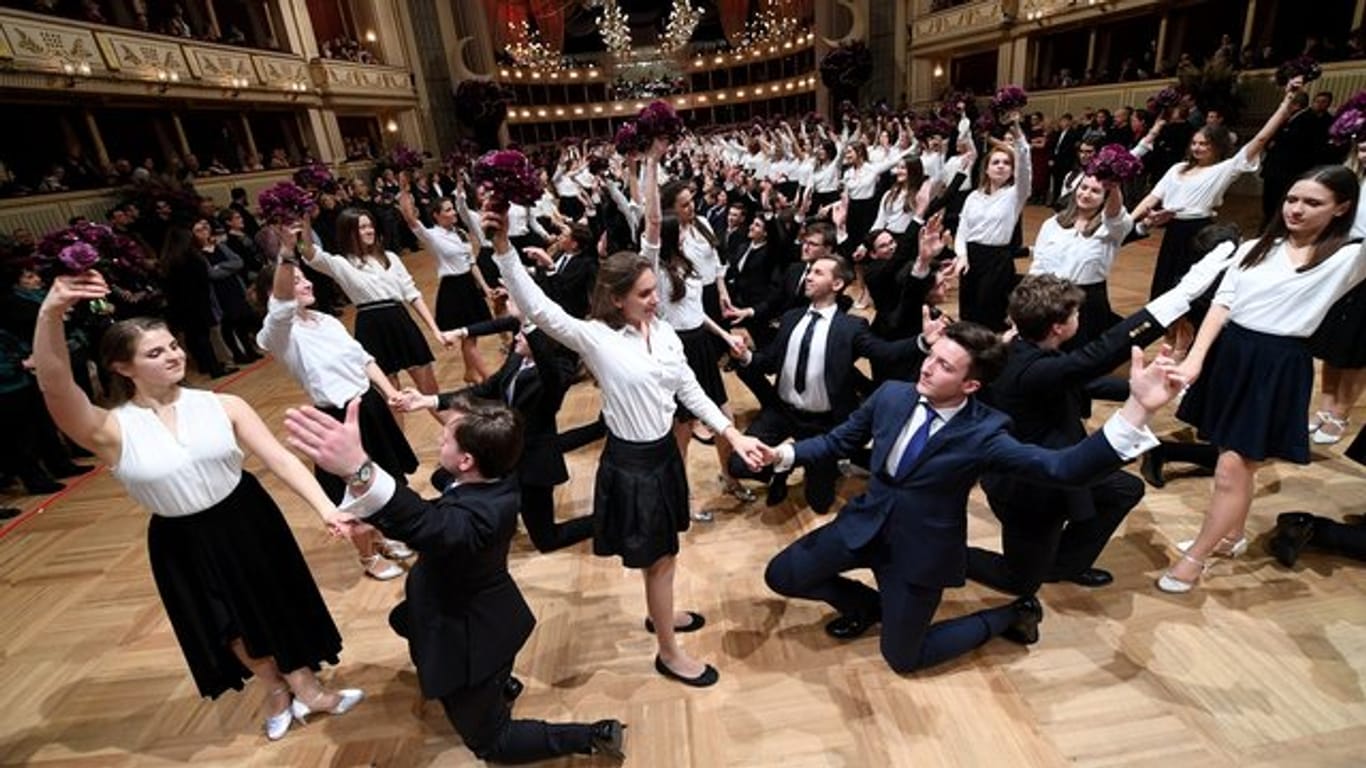 Debütantenpaare tanzen in der Wiener Staatsoper während der Generalprobe.