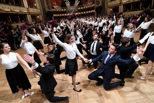 Debütantenpaare tanzen in der Wiener Staatsoper während der Generalprobe.