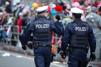 Polizisten beim Karneval in Köln: Die Veranstaltungen seien durch die Bluttat von Hanau, bei der mehrere Menschen erschossen wurden, derzeit nicht gefährdet, so die Polizei.