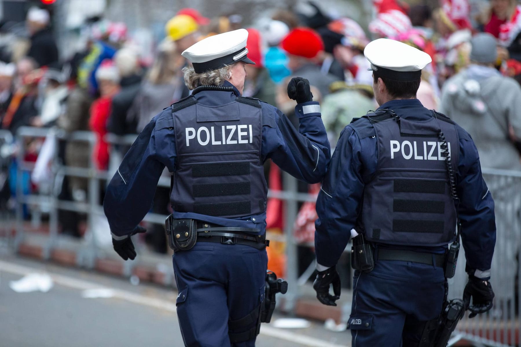 erleuchtet: Ostersonntag Wahrzeichen ab Dom angestrahlt wieder Kölner