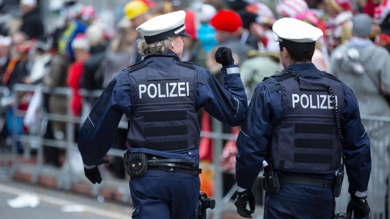 Polizisten beim Karneval in Köln: Die Veranstaltungen seien durch die Bluttat von Hanau, bei der mehrere Menschen erschossen wurden, derzeit nicht gefährdet, so die Polizei.