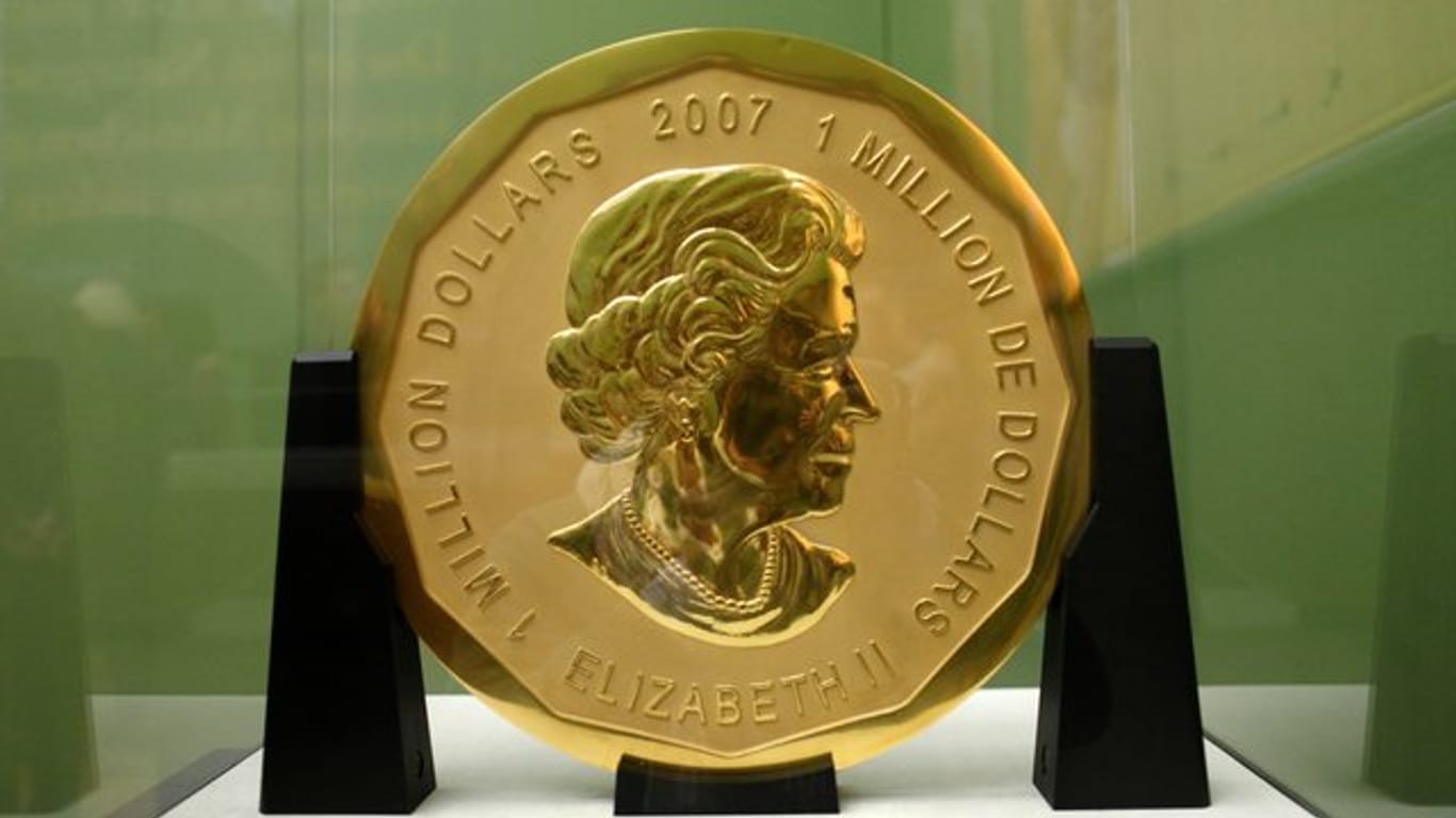 Die 100 Kilogramm schwere Goldmünze "Big Maple Leaf" im Bode-Museum in Berlin.