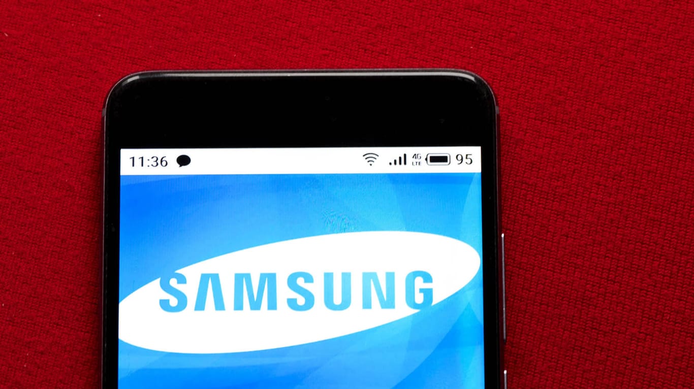 Handy mit Samsung-Logo: Eine merkwürdige Botschaft verunsicherte Nutzer.
