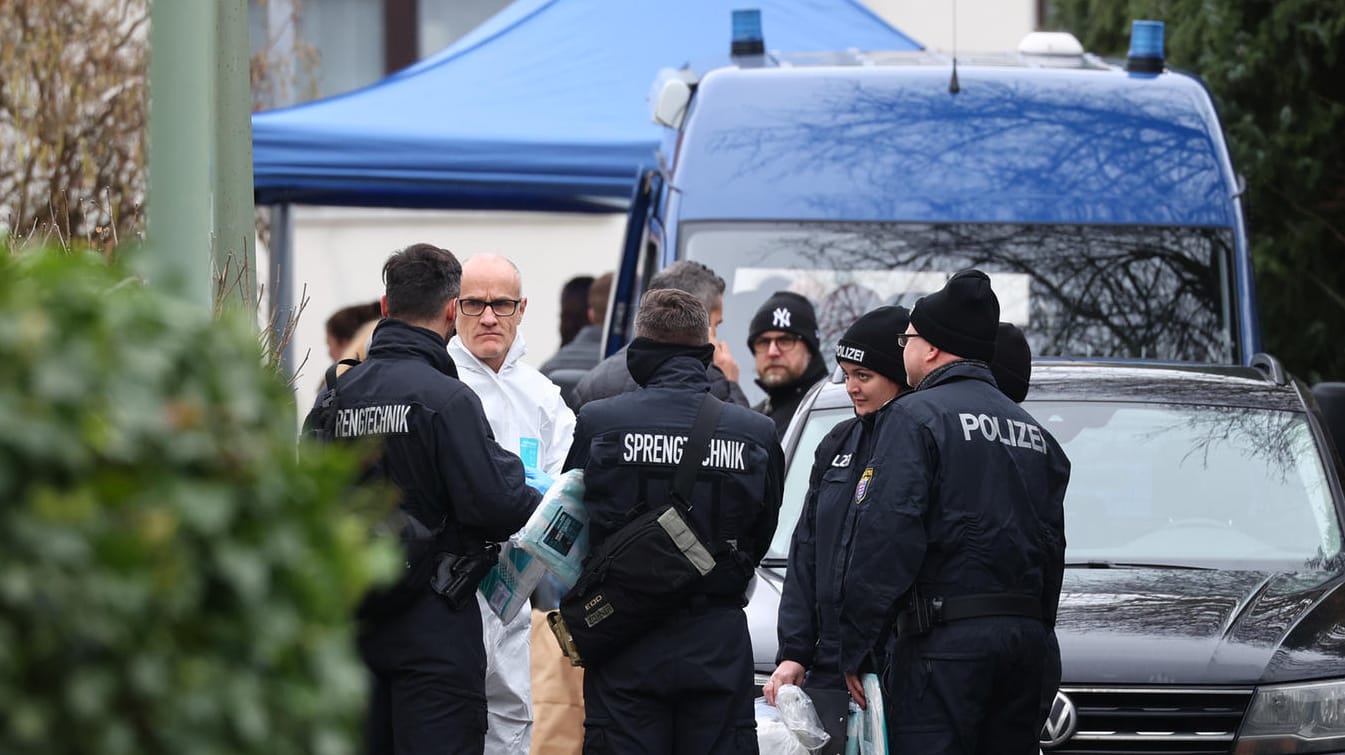 Polizisten vor der Wohnung des mutmaßlichen Schützen in Hanau: Der 43-Jährige veröffentlichte vor der Tat ein Video und ein Bekennerschreiben.