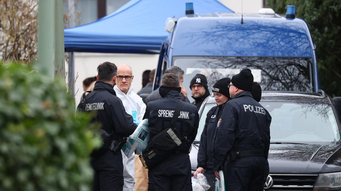Polizisten vor der Wohnung des mutmaßlichen Schützen in Hanau: Der 43-Jährige veröffentlichte vor der Tat ein Video und ein Bekennerschreiben.