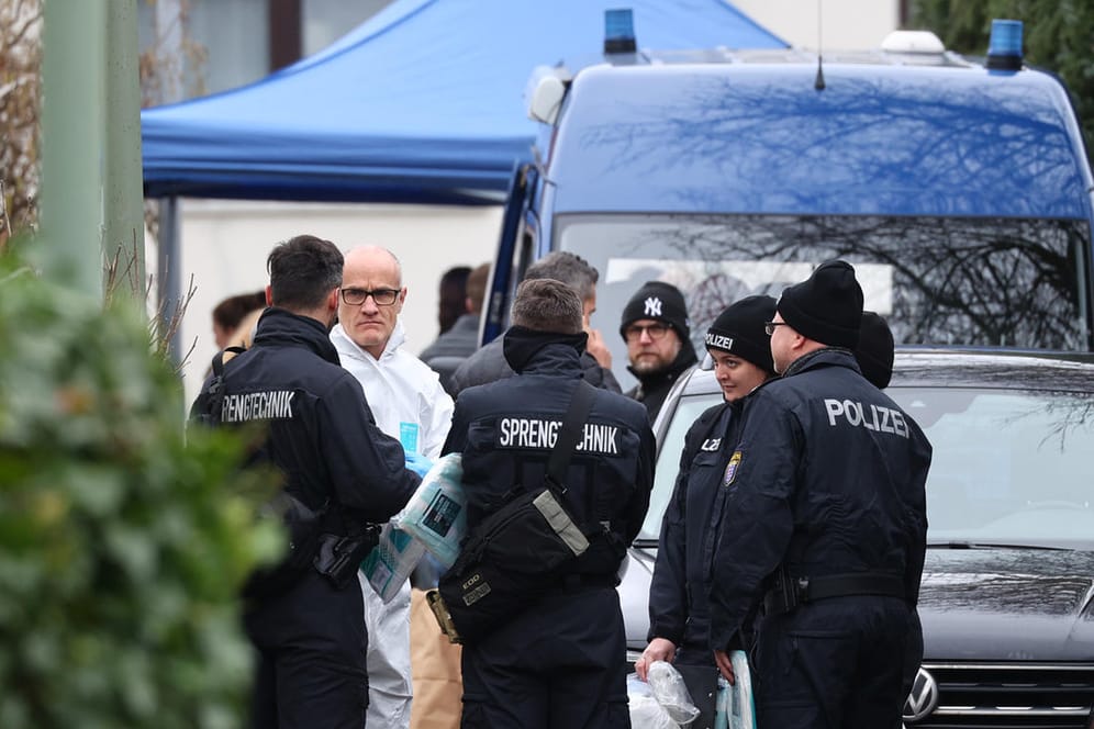 Polizisten vor der Wohnung des mutmaßlichen Schützen in Hanau: Der 43-Jährige veröffentlichte vor der Tat ein Video und ein Bekennerschreiben.