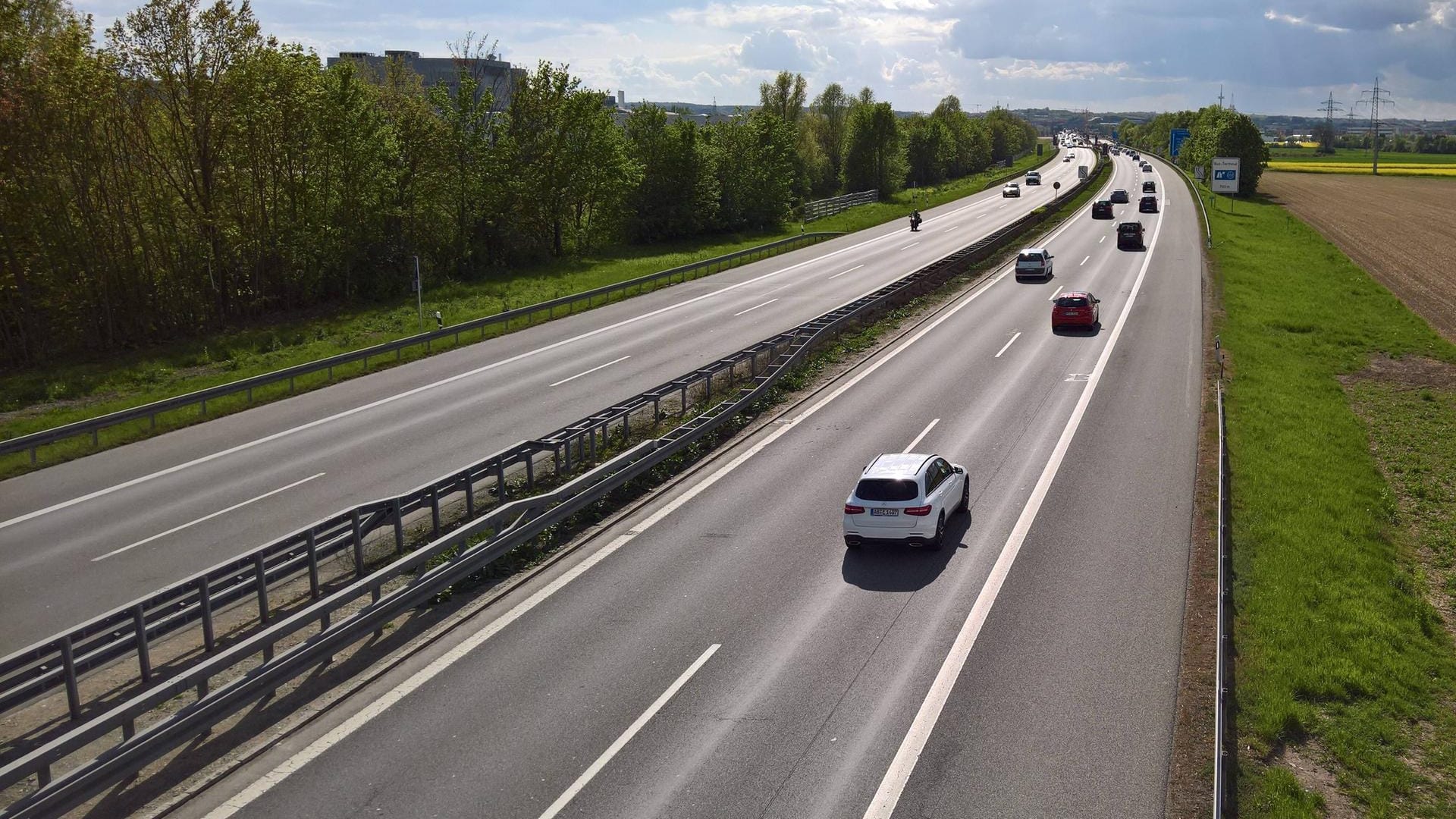 A3: Eine Frau wurde bei dem Unfall am Morgen lebensbedrohlich verletzt. A3: Eine Frau wurde bei dem Unfall am Morgen lebensbedrohlich verletzt.