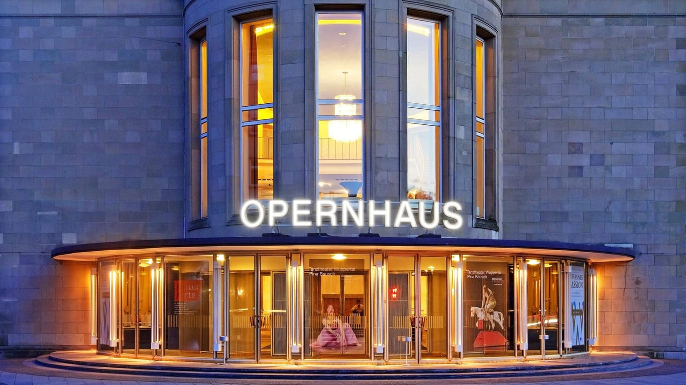 Blick auf das Opernhaus in Wuppertal: Es gehört ebenfalls zu den Wuppertaler Bühnen, die in finanziellen Schwierigkeiten stecken.