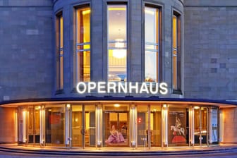 Blick auf das Opernhaus in Wuppertal: Es gehört ebenfalls zu den Wuppertaler Bühnen, die in finanziellen Schwierigkeiten stecken.