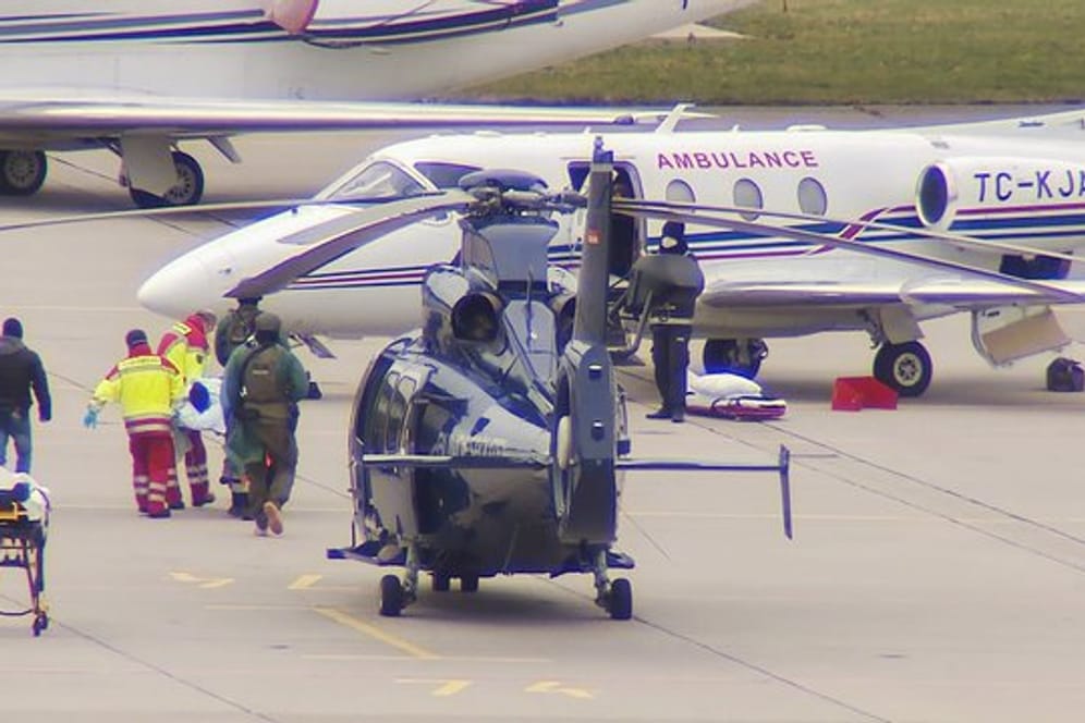 Das mutmaßliche Clan-Mitglied wird am Flughafen Hannover von einem Hubschrauber der Bundespolizei in ein Privatflugzeug getragen.