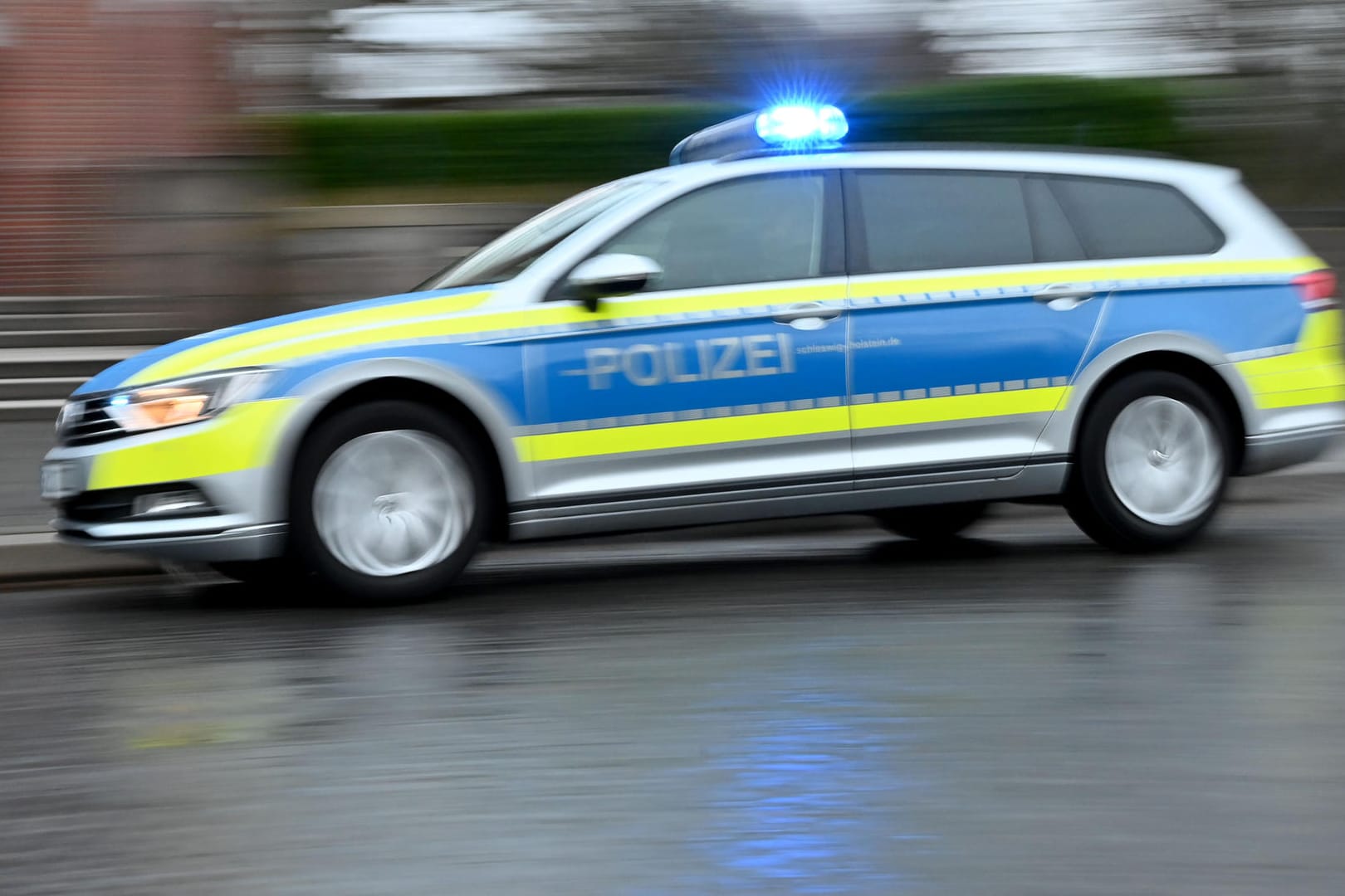 Polizei im Einsatz: Die Beamten setzten bei der Suche nach der Frau auch Spürhunde ein.