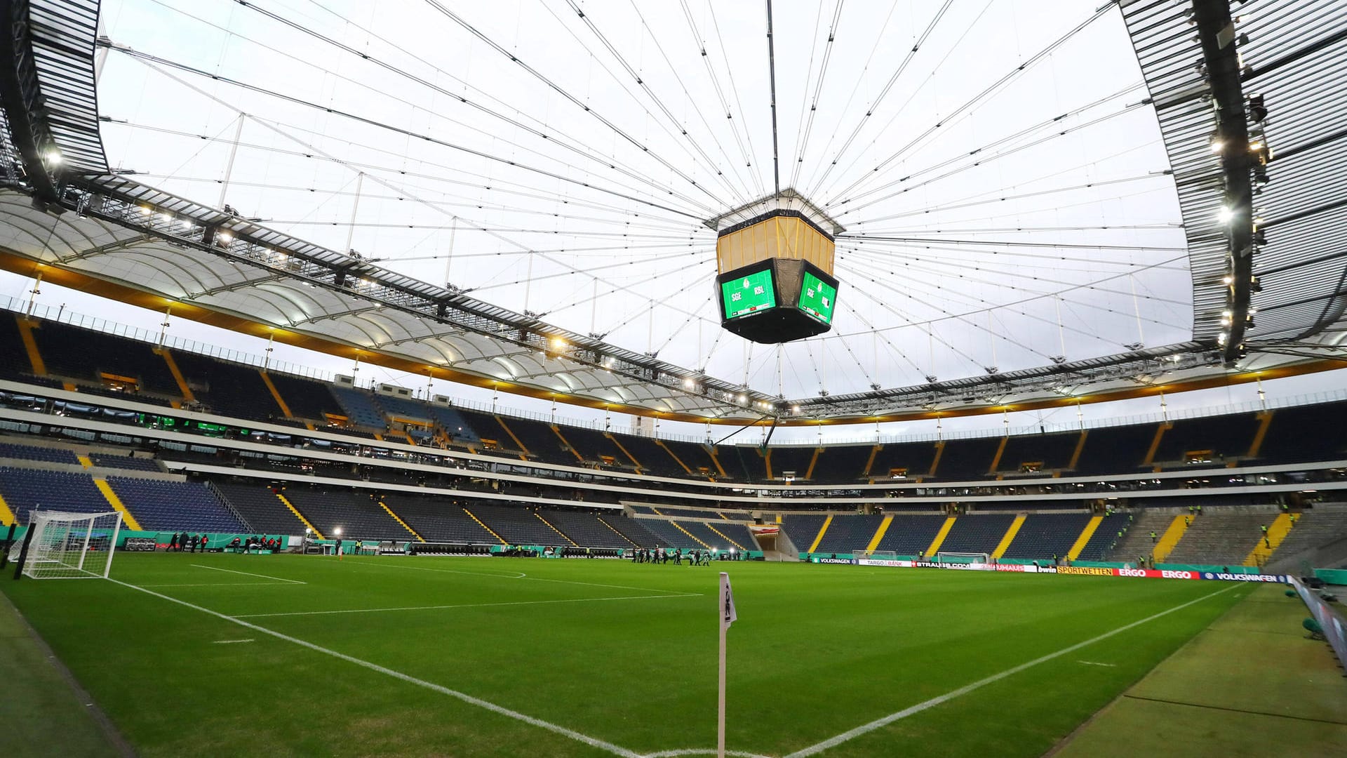 Blick in die Frankfurter Commerzbank-Arena: Vor dem Spiel wird es zunächst eine Schweigeminute wegen des Anschlags in Hanau geben.