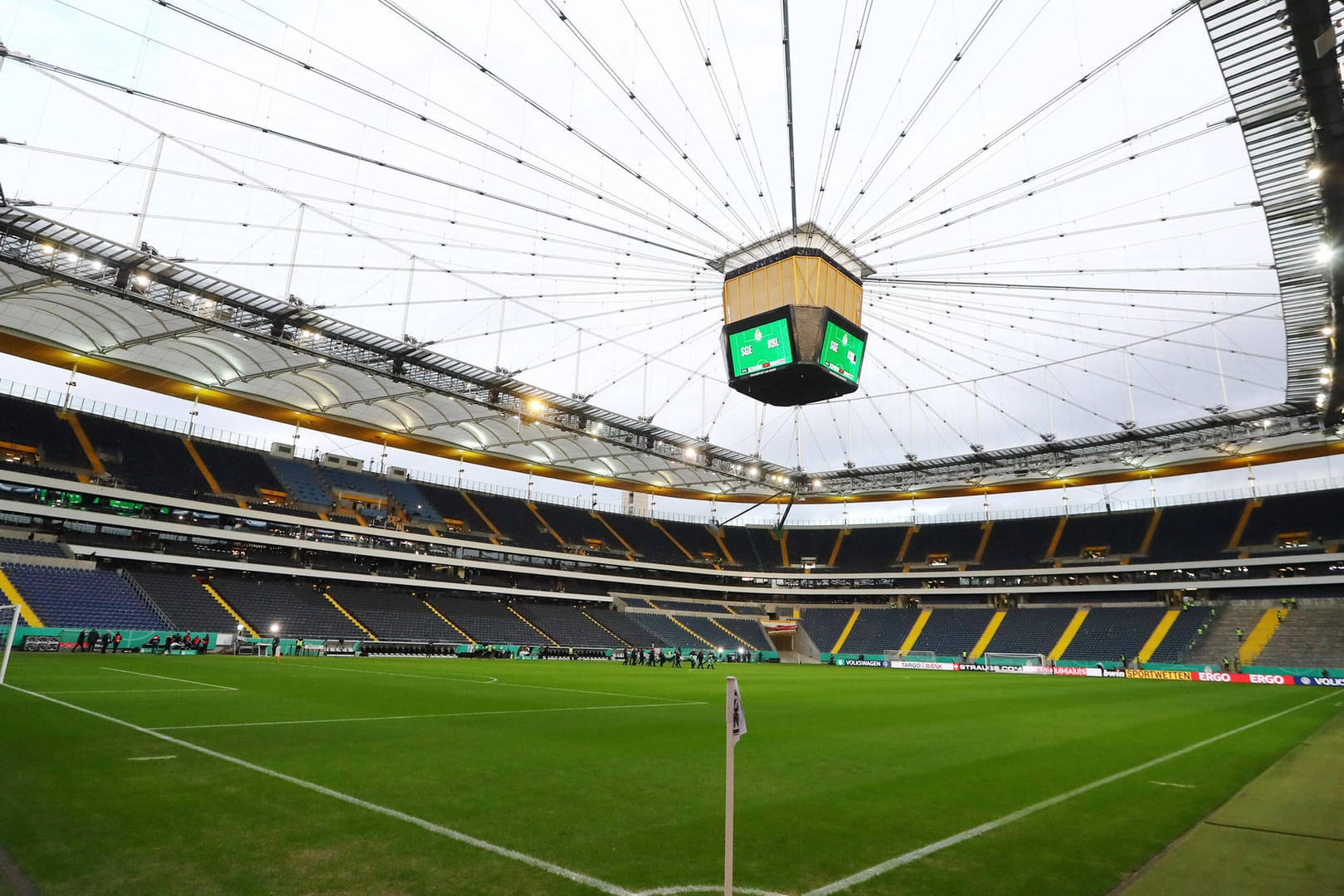 Blick in die Frankfurter Commerzbank-Arena: Vor dem Spiel wird es zunächst eine Schweigeminute wegen des Anschlags in Hanau geben.