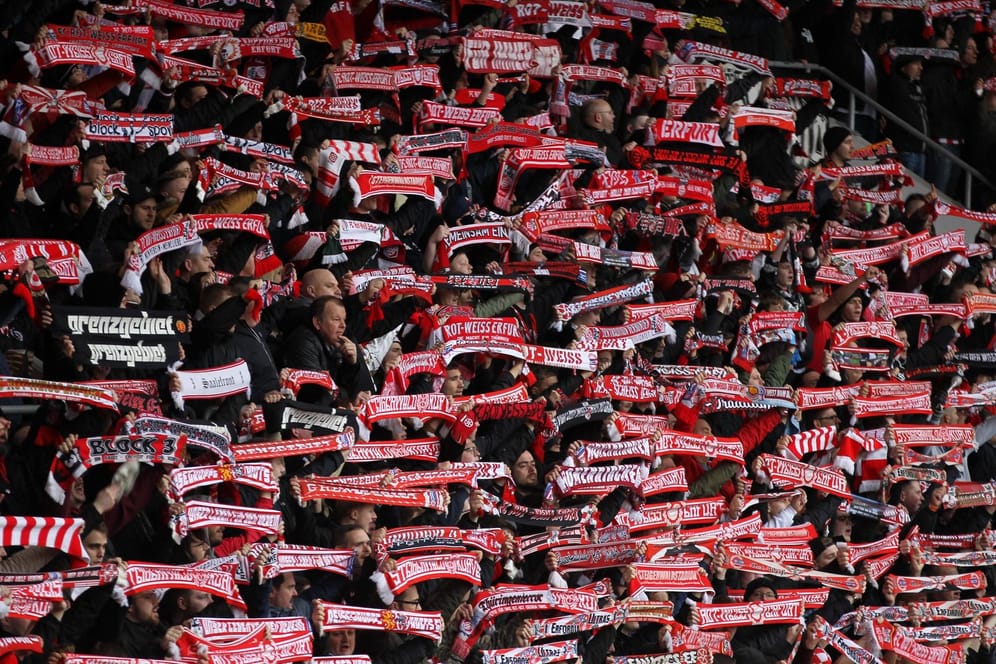 Fans von Rot-Weiß Erfurt halten ihren Schal hoch: Die Profi-Mannschaft musste wegen der Pleite vom Spielbetrieb abgemeldet werden.