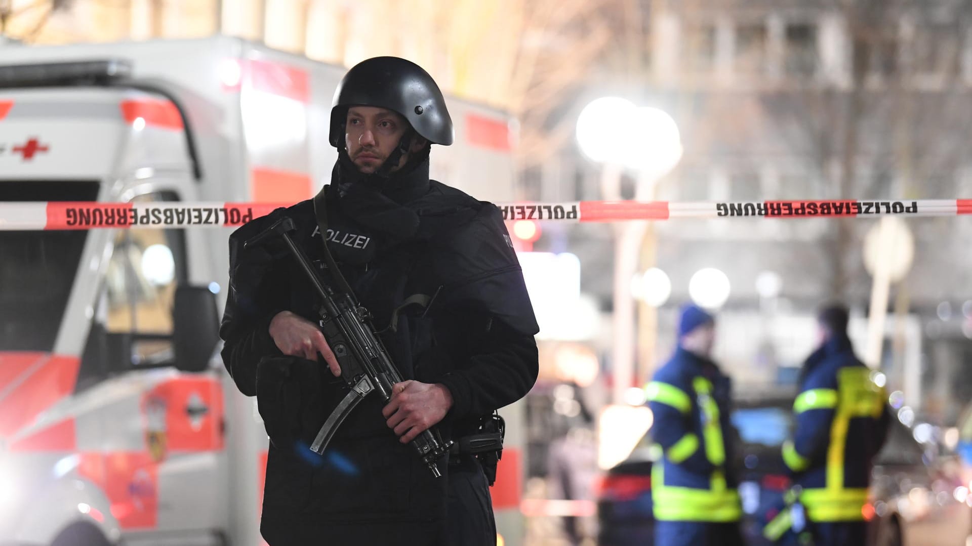 Einer der Tatorte in Hanau: Polizei und Rettungskräfte sind in der Nacht zum Donnerstag im Großeinsatz.