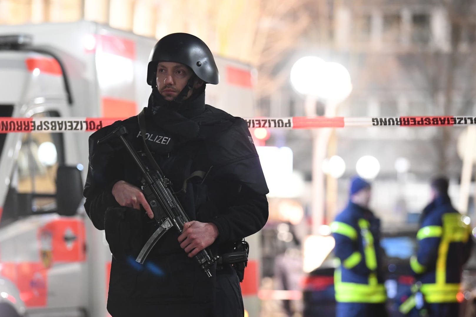 Einer der Tatorte in Hanau: Polizei und Rettungskräfte sind in der Nacht zum Donnerstag im Großeinsatz.