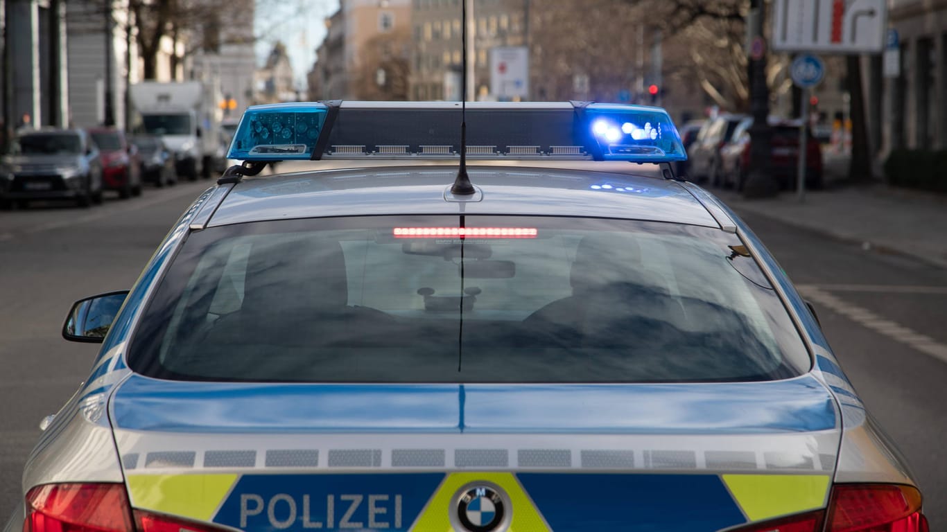 Polizei sucht nach Täter: Ein 22-Jähriger hat in Leiningen offenbar seinen eigenen Großvater getötet.