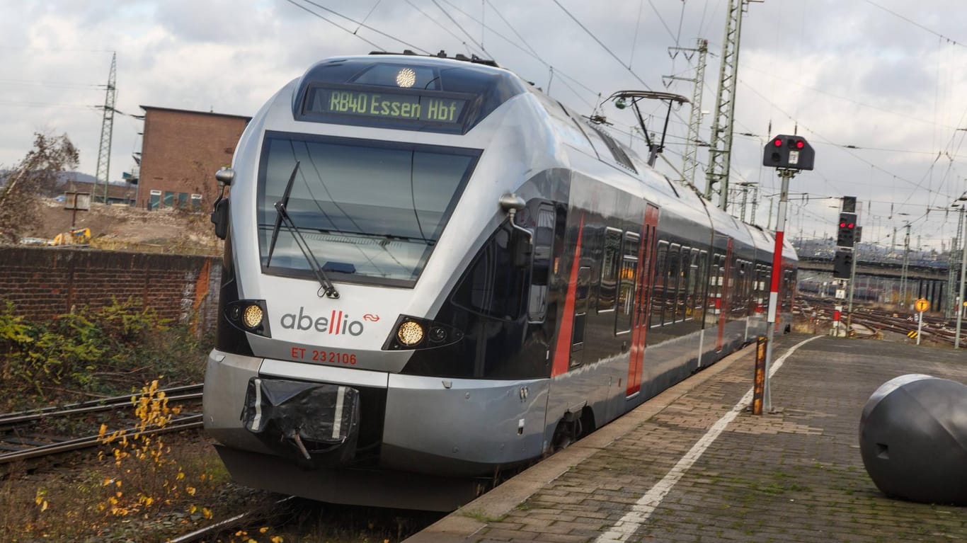 Eine Regionalbahn fährt in den Hauptbahnhof in Hagen ein: Die Linie ist wegen Bauarbeiten am Wochenende dicht.