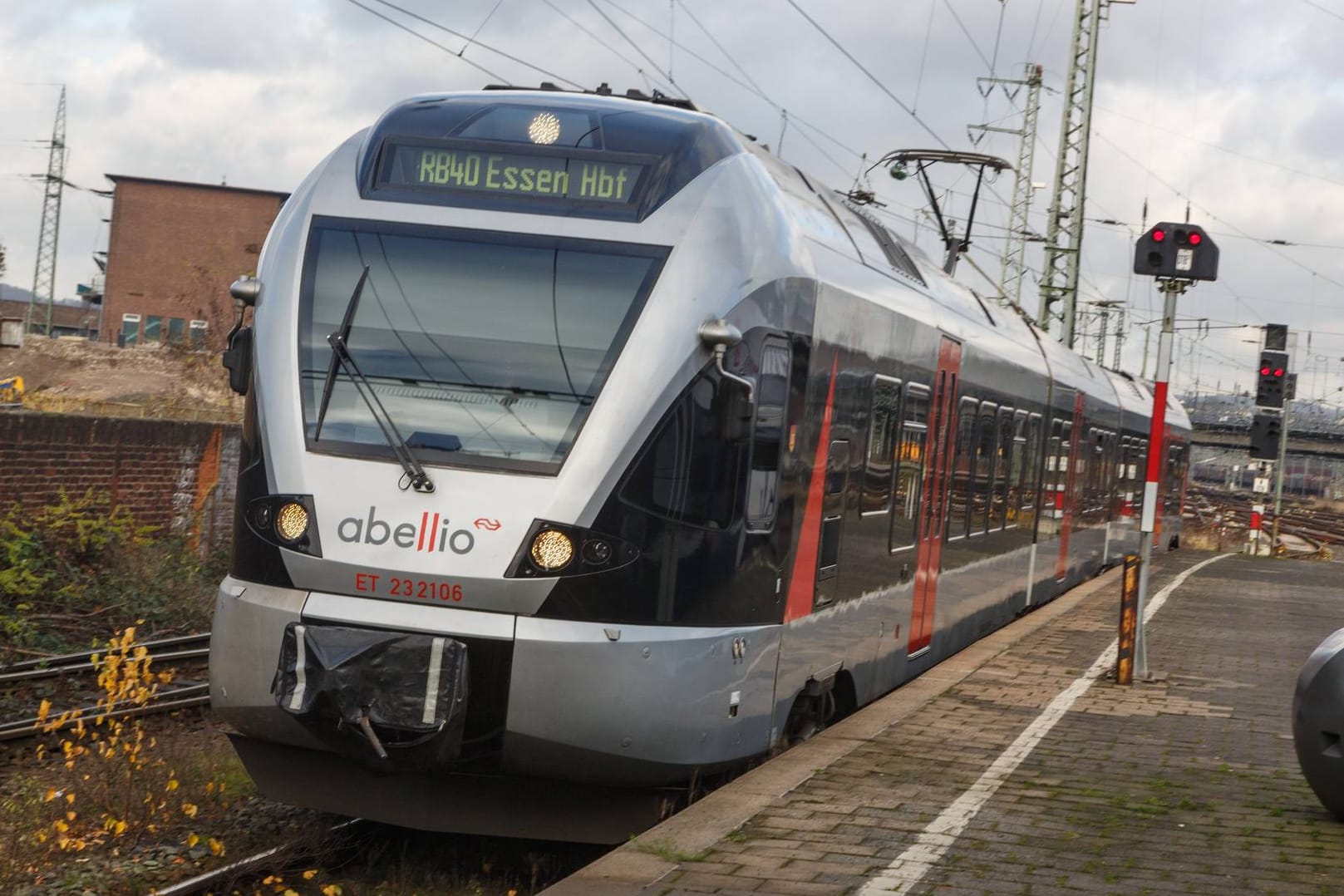 Eine Regionalbahn fährt in den Hauptbahnhof in Hagen ein: Die Linie ist wegen Bauarbeiten am Wochenende dicht.