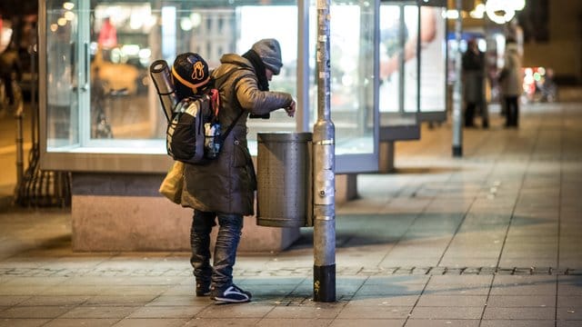 Sind die Einnahmen vom Pfandflaschensammeln gering, dürfen sie nicht auf auf Hartz IV angerechnet werden. Sind die Einnahmen vom Pfandflaschensammeln gering, dürfen sie nicht auf auf Hartz IV angerechnet werden.