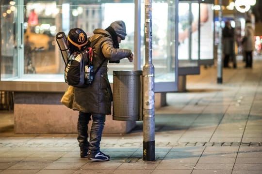 Sind die Einnahmen vom Pfandflaschensammeln gering, dürfen sie nicht auf auf Hartz IV angerechnet werden.