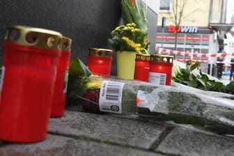 Blumen und Kerzen in der Nähe der Shisha-Bar in Hanau: Bei dem Angriff in der hessischen Stadt wurden elf Menschen getötet.