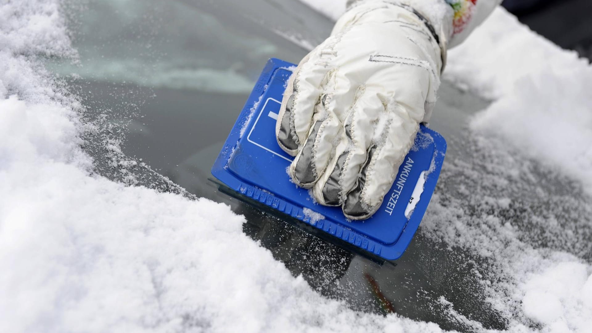 Winter: Parkberechtigungen müssen immer gut sichtbar platziert sein.