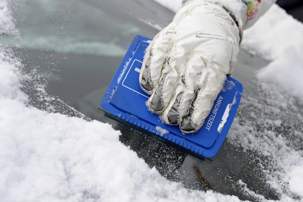 Winter: Parkberechtigungen müssen immer gut sichtbar platziert sein.