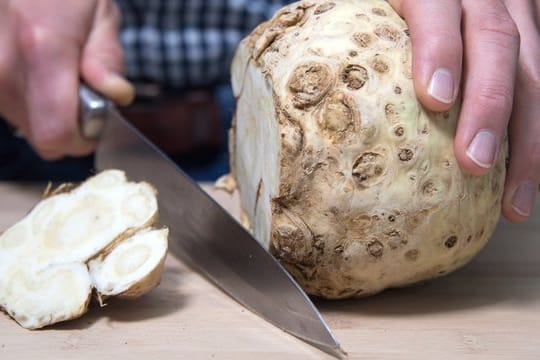 Will man angeschnittenen Knollensellerie noch einige Tage frisch halten, streicht man Zitronensaft auf die Schnittstelle und bedeckt sie mit Folie.