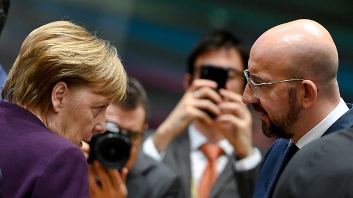 Bundeskanzlerin Angela Merkel im Gespräch mit EU-Ratspräsident Charles Michel.