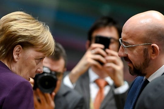 Bundeskanzlerin Angela Merkel im Gespräch mit EU-Ratspräsident Charles Michel.