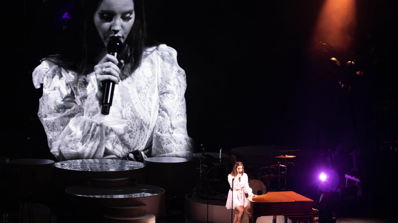 Lana Del Rey auf der Bühne: Ihr Konzert in Berlin musste die Sängerin nun absagen.