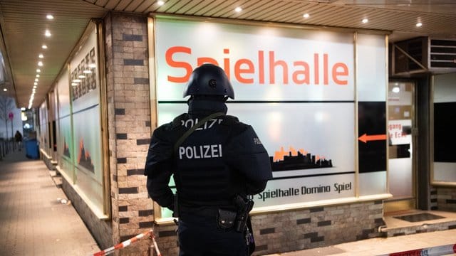 Ein Polizist sichert einen Bereich in der Nähe des Tatorts am Heumarkt. Ein Polizist sichert einen Bereich in der Nähe des Tatorts am Heumarkt.
